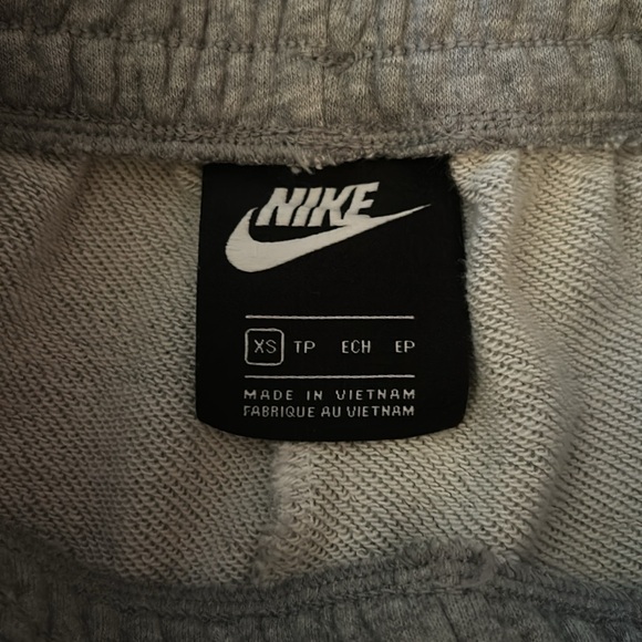 High-waisted Nike Shorts - Picture 3 of 4